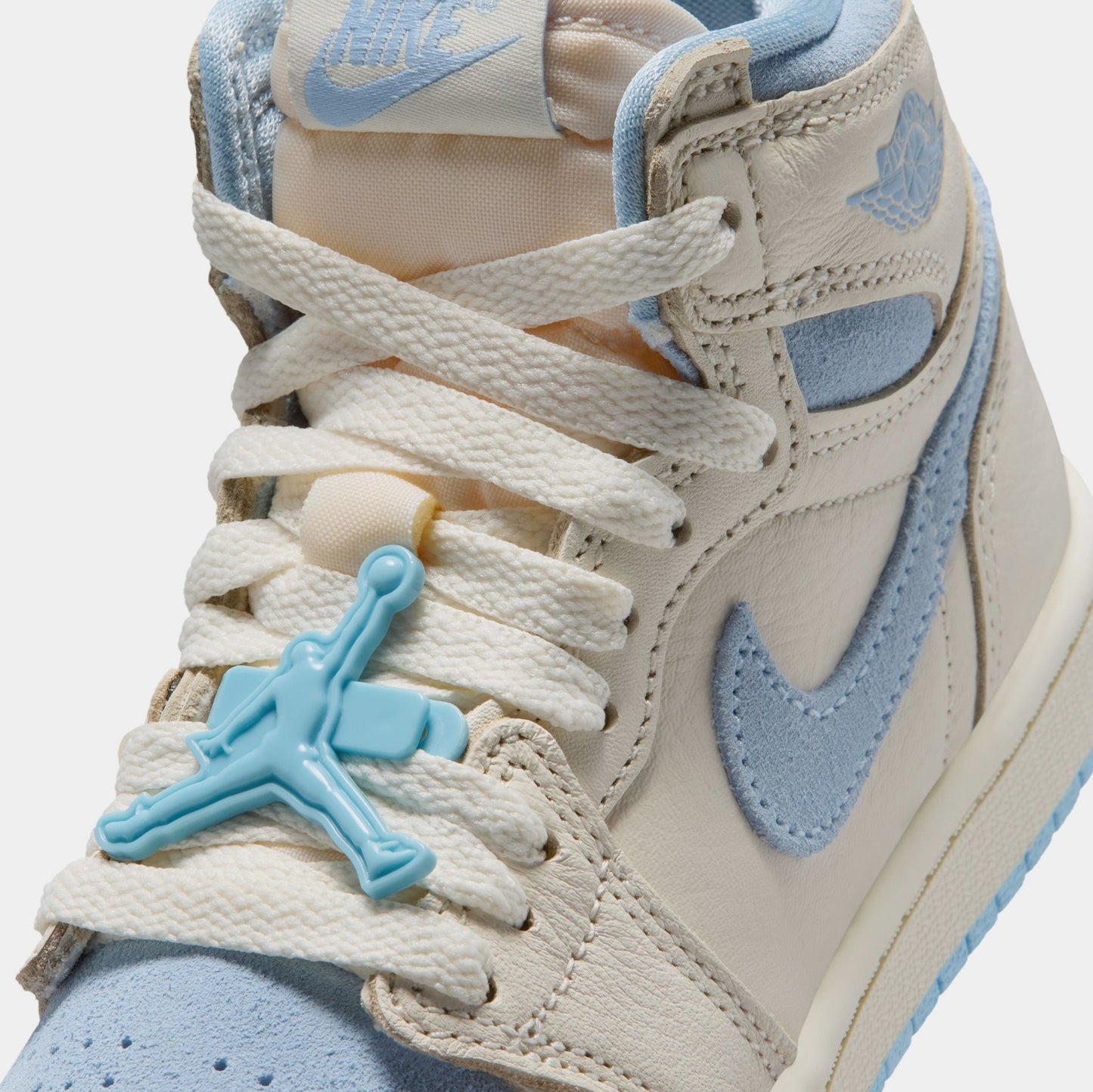 Air Jordan 1 Retro High OG Psychic Blue And Pale Ivory Preschool Lifestyle Shoes (Pale Ivory/Psychic Blue/Coconut Milk)