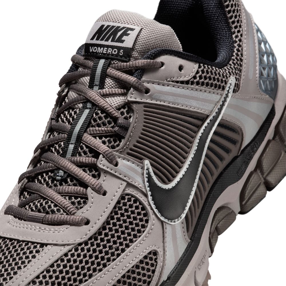 NIKE Zoom Vomero 5 Mens Sneakers